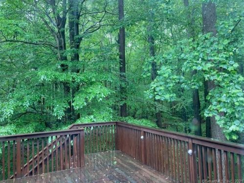 21 Bunker Hill Cir, Huntington CT  06484-6407 exterior