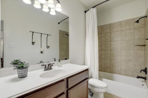 1265 Twin Estates Dr, Uhland TX 78640 exterior