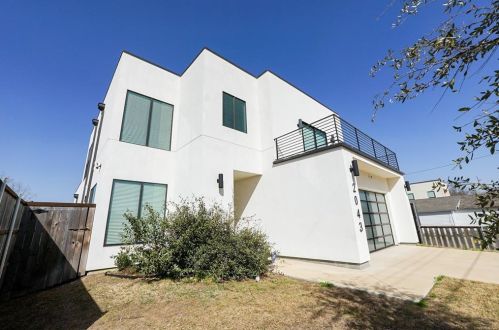 2043 Canada Dr, Dallas, TX 75212-1725