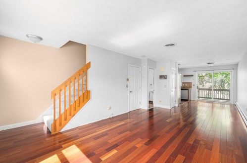 90 Sunflower Cir, Providence, RI 02911-2767
