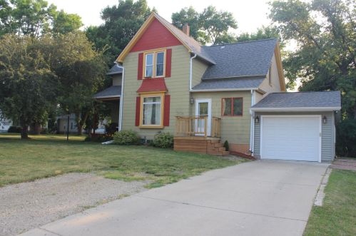 427 9th St, Blue Earth, MN 56013-2039
