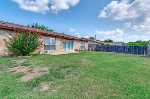 7225 Cleburne Rd, Fort Worth TX  76133-6810 exterior