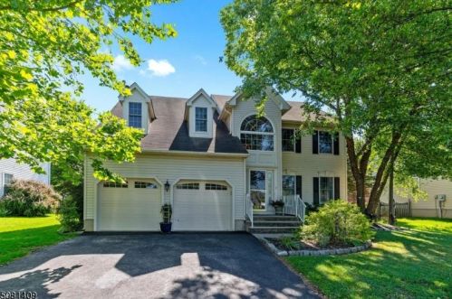 4 Goosetown Dr, Clinton, NJ 08809-2603
