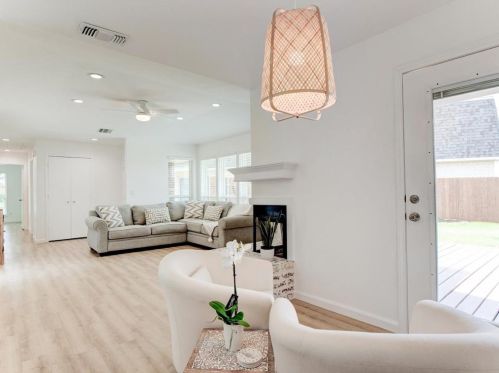 2923 Allister St, Dallas TX  75229-2460 exterior