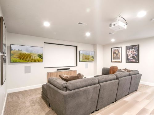 8851 Willow Grn Dr, Sandy UT 84093-2056 exterior