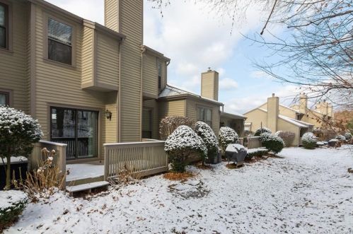 142 Metacomet Dr, Meriden, CT 06450-3534