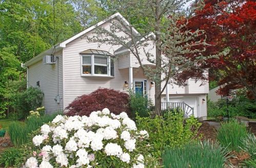 18 Sherwood Dr, Waterbury, CT 06712-1340