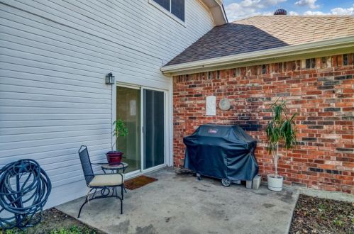 2111 Daniel Way, Carrollton TX 75006-1666 exterior