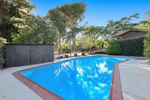 2512 Rockdell St, Glendale CA 91214-2221 exterior