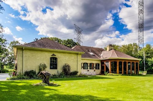 8901 Maple Ave, Willowbrook IL 60527-6469 exterior