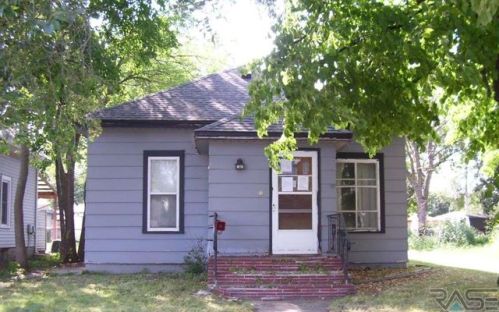 613 Montana St, Betts, SD 57301-3845