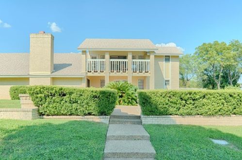 1813 Cedar Ridge Dr, Austin TX  78741-3902 exterior