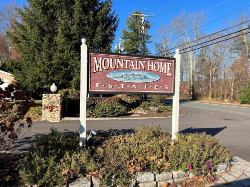 84 Fieldstone Dr, Londonderry NH  03053-2706 exterior