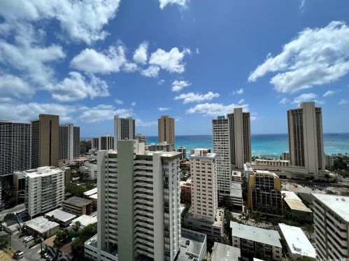 2421 Tusitala St, Honolulu HI  96815-3151 exterior