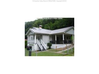 1645 Pt Lick Dr, Charleston WV  25306-9010 exterior