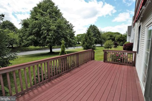 6 Hummingbird Dr, Trenton NJ  08690-3557 exterior