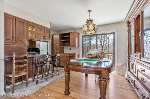 196 Riveredge Rd, Tinton Falls, NJ 07724-2752