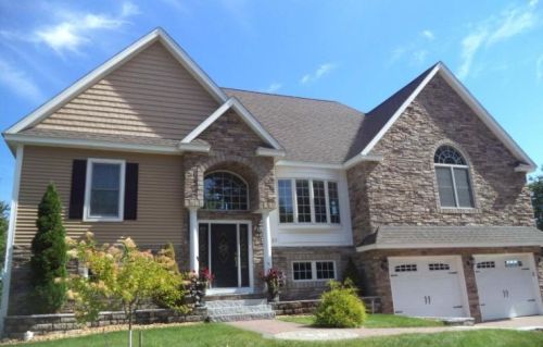 81 Chester Rd, Derry, NH 03038-3955