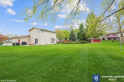 846 River Dr, Carol Stream, IL 60188-9035