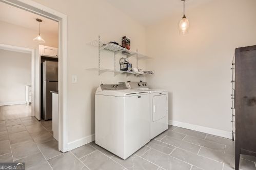3685 Cantrell Rd, Atlanta GA  30319-1304 exterior