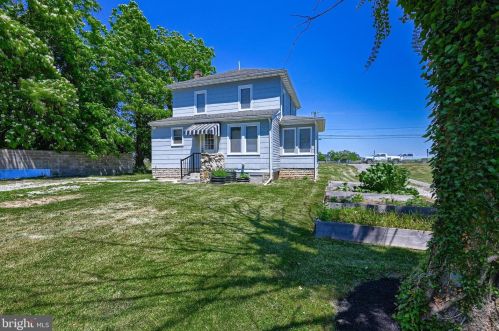 1504 Carlisle Pike, Hanover PA 17331-8820 exterior