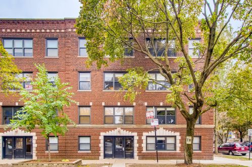 1255 Roscoe St, Chicago, IL 60657-1423