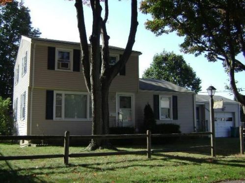 16 Hayes St, Warwick, RI 02886-5210