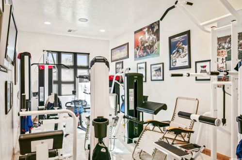 340 Snow Cyn Dr, Kayenta UT 84738-6041 exterior