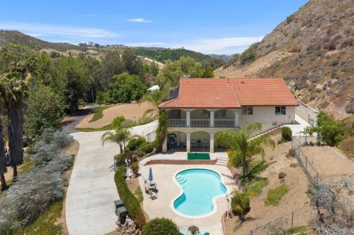 1407 Avohill Dr, Vista, CA 92084-1331