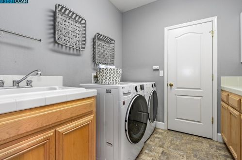 1017 Laurel Tree Dr, Concord CA  94521-5433 exterior