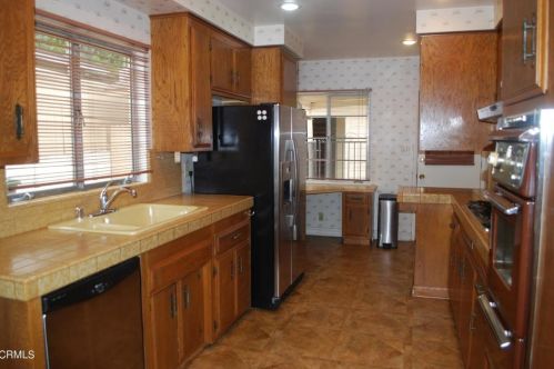 5042 Carolyn Way, Glendale CA  91214-1061 exterior