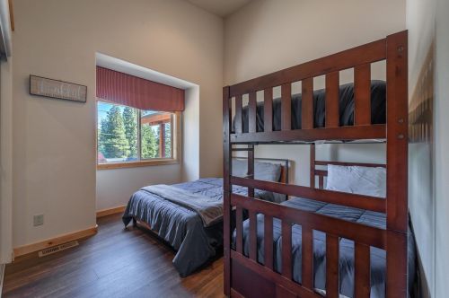 11550 Rhineland Ave, Truckee CA  96161-7070 exterior
