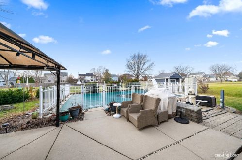 309 Barnaby Dr, Oswego, IL 60543-8402