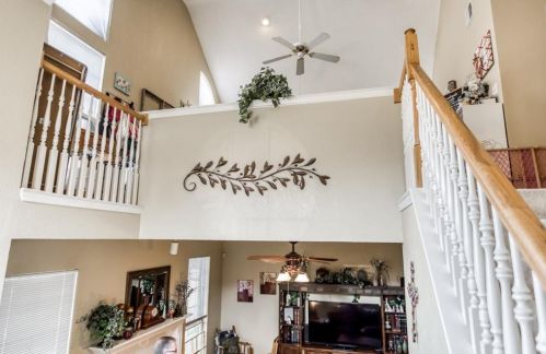 2210 Meadowstone Dr, Carrollton TX 75006-2642 exterior