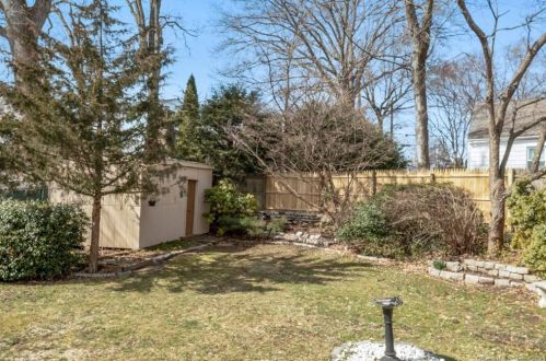 27 Hawthorne Dr, Norwalk CT  06851-4113 exterior
