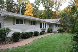 123 Pine St, Lincroft, NJ 07738-1834