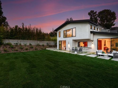 17252 Escalon Dr, Van Nuys CA  91436-4032 exterior