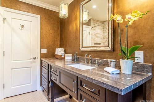 2010 Buckingham Pl, Glendale CA  91206-1401 exterior