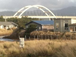 801 Oceania Dr, Waldport, OR 97394-9503