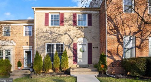 9733 Lakepointe Dr, Springfield VA  22015-1881 exterior
