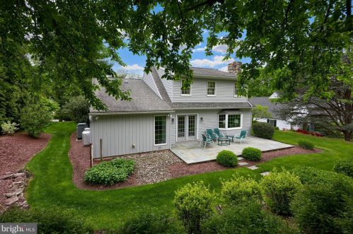 142 Bentley Ln, Lancaster PA  17603-6204 exterior