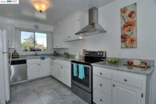 5225 Keystone Dr, Fremont, CA 94536-7044