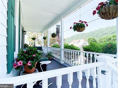 304 Harrison Ave, Berkeley Springs, WV 25411-1912