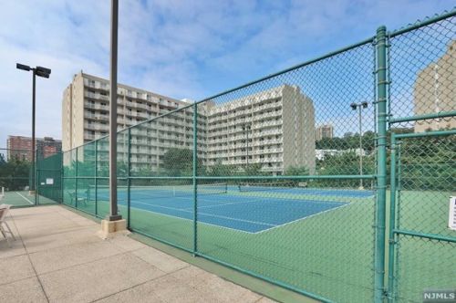 1077 River Rd, Edgewater NJ  07020-1336 exterior