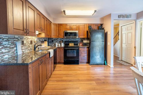 827 Smartts Ln, Leesburg, VA 20176-4811
