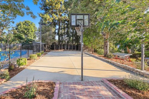 2512 Rockdell St, Glendale CA 91214-2221 exterior