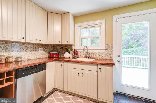 6806 Belford Dr, Silver Spring MD 20912-4841 exterior