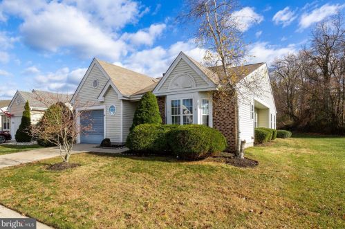674 Cascade Dr, Mount Laurel, NJ 08054-4927