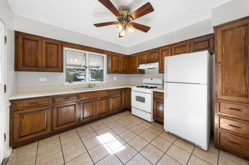654 Melody Ln, Naperville IL  60540-6619 exterior