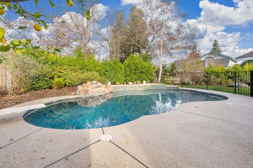 5801 Sheaves Ct, Elk Grove, CA 95758-5715